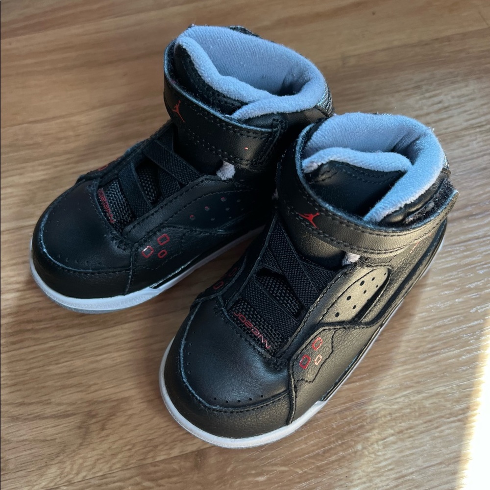 Jordan toddler tennis shoes. Size 7